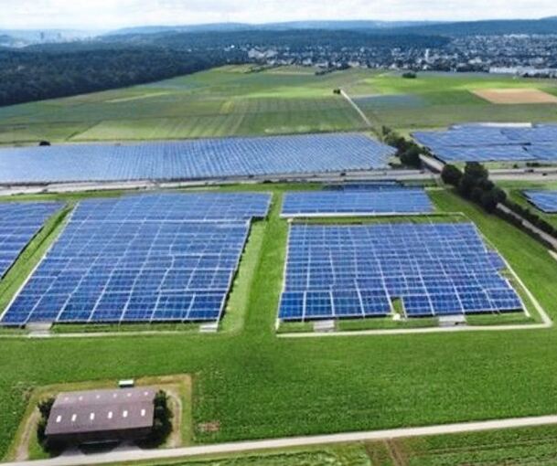 So würde es aussehen, wenn wie geplant großflächig Solarfelder an der A 81 bei Münchingen installiert werden. Visualisierung: Stadt Korntal-Münchingen