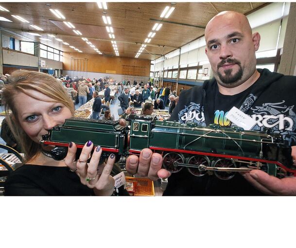 Die Initiatoren der Börse, Sabrina Külbs und Felix Müller mit einer Märklin-Lokomotive HR 800 aus den Dreißigerjahren in der Spur 0.