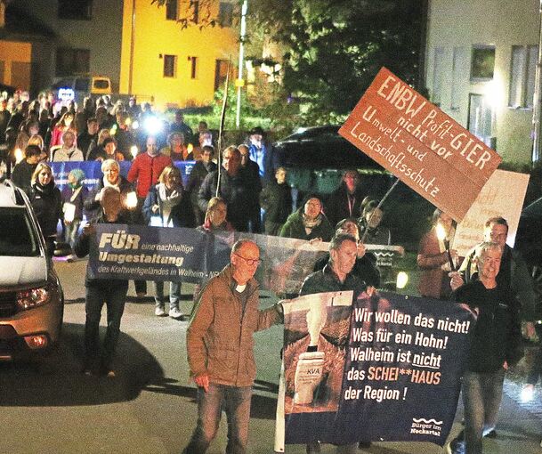 Rund 400 Gegner der geplanten Klärschlammverbrennungsanlage demonstrierten am Freitagabend.