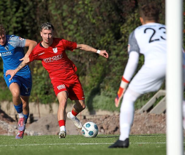 Mario Andric (Mitte) und der FV Löchgau gehen gegen Julian Maximilian Konrads (links) und die Spvgg Satteldorf leer aus.