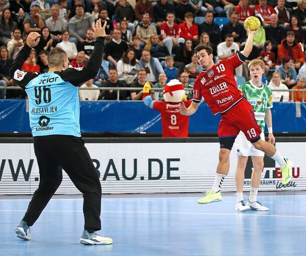 Bietigheims Gonzalo Perez Arce (rechts) gegen den starken Berliner Keeper Dejan Milosavljev.