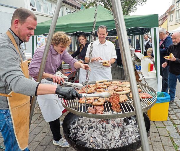 Der Schwenkgrill macht mächtig Appetit und sorgt für Andrang.