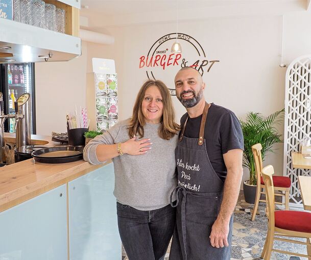 Antoniya und Petko Petkov präsentieren im i-dipfele Burger und Kunst, daher das Logo.