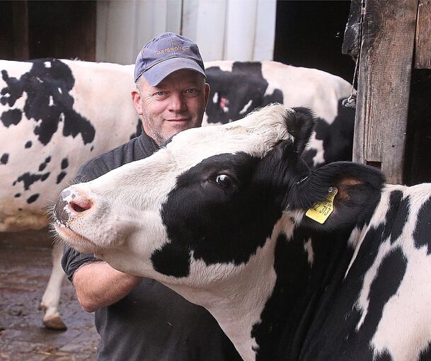 Jochen Daub mit seinen Holsteiner-Kühen. In wenigen Tagen werden sie Untermberg verlassen.