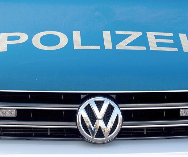 Die Straße war gesperrt, die Polizei regelte den Verkehr. Die Straße war gesperrt, die Polizei regelte den Verkehr.