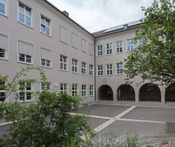 Der östliche Teil der Gemeinschaftsschule Innenstadt: Das Dach mit 1.100 Quadratmetern wird neu gedeckt und mit Photovoltaik-Anlage versehen.