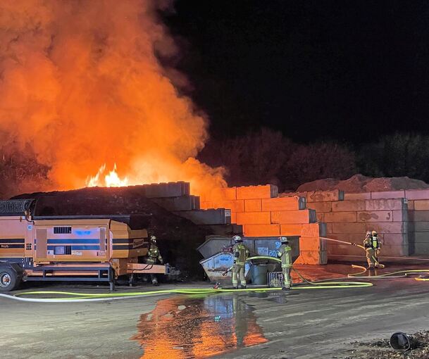 In Korntal-Münchingen brennt am Dienstagabend ein offener Silo.