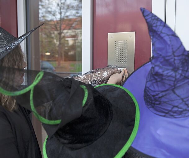 Als Hexen oder andere gruselige Figuren verkleidet klingeln Kinder an Halloween an den Türen.