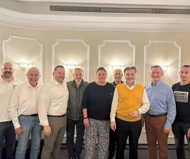 Der neue Ehrenrat der 1. Fasnetzunft Mistelhexen: Stefan Diefenbach, Erich Hägele, Christian Köhle, Hermann Bartsch, Sandra Dietz (Stellvertretende Vorsitzende), Ralf Diefenbach, Christoph Schachten (Vorsitzender), Joachim Goldfuß-Schachten, Denis Ho