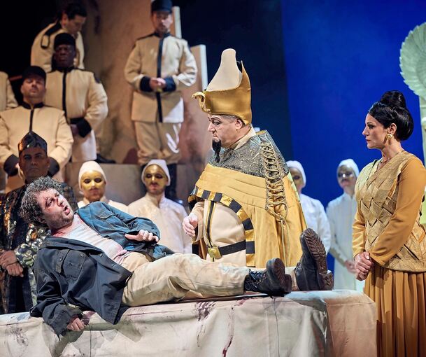Erfreulich, wie das Ensemble die Herausforderung der Verdi-Oper meistert – im Bild von links zu sehen Leopold Bier (Bote), Markus Wessiack (König) und Julia Rutigliano (Prinzessin Amneris).