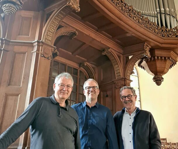 Glückliche Gesichter des Fördervereins auf der Empore: Der Vorsitzende Konrad Seigfried (rechts) mit seinem Stellvertreter Siegfried Massier (links) und Pfarrer Martin Wendte.