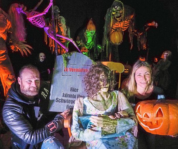 Oliver Kraus und seine Frau Nicole sorgen heute abend mit ihrer Halloween Geistergarage in Oberriexingen für Gänsehaut.