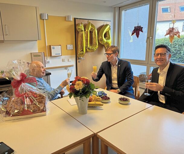 Ernst Kuhlo stößt mit Bürgermeister Markus Kleemann (in der Mitte) und Kleeblatt-Geschäftsführer Stefan Ebert an. Foto: Gemeinde Ernst Kuhlo stößt mit Bürgermeister Markus Kleemann (in der Mitte) und Kleeblatt-Geschäftsführer Stefan Ebert an.