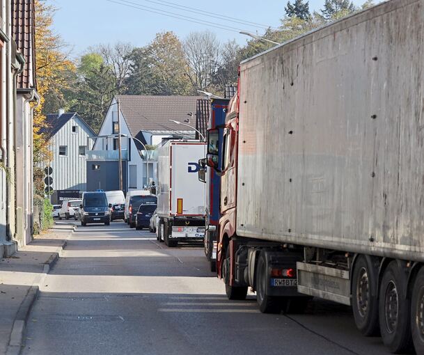Bei Tag und Nacht erzeugt der Schwerlastverkehr in der Freiberger Mühlstraße Lärm und Gestank. Das soll sich nach dem Wunsch von Anwohnern zumindest nachts mit einem entsprechenden Verkehrsverbot ändern.