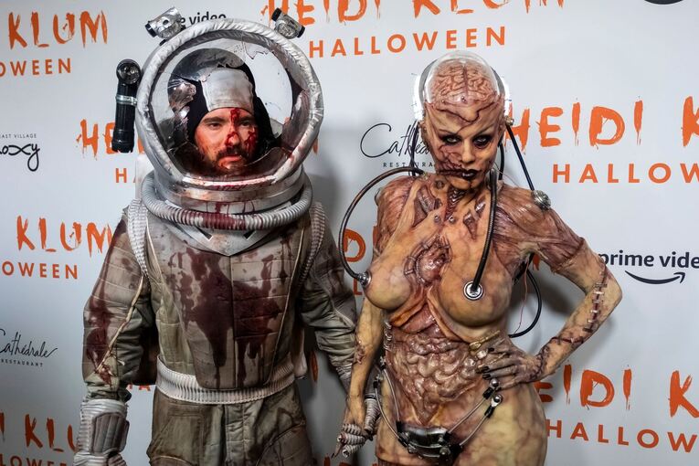 Heidi Klum (r) und ihr Ehemann Tom Kaulitz im Halloween-Kostüm