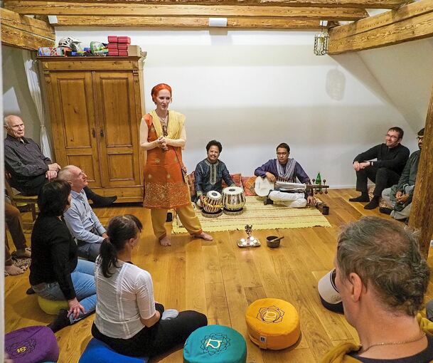 Gastgeberin Sabine Deutscher, stilvoll im Punjabi gekleidet, feiert mit Gästen und den beiden Musikern Diptesh Bhattacharya und Sanjib Kumar Pal das hinduistische Lichterfest Diwali.