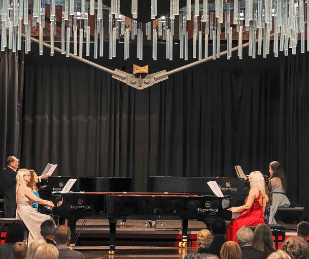 Acht Pianistinnen und Pianisten des Baynov-Ensembles zeigten, was in einem Piano steckt.