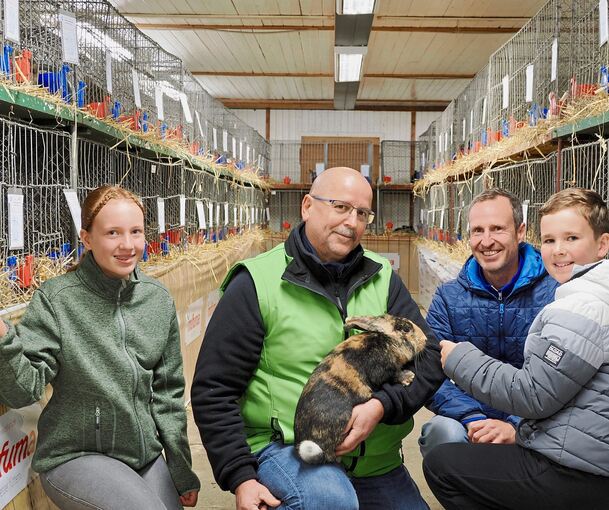 Ein besonders schönes  Japanerkaninchen präsentieren Familie Riegert aus Freiberg und Ausstellungsleiter Gerhard Appl dem Fotogr