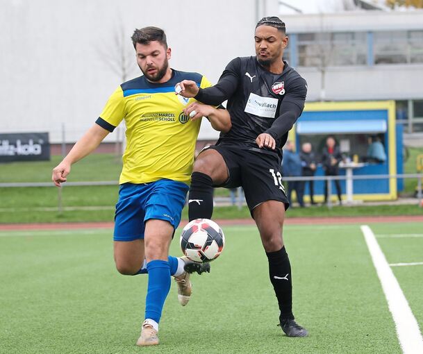Wieder einmal spektakulär: Der SV Pattonville, hier mit Arbnor Ahmeti (links) gegen Kevin Lütticke vom VfB Neckarrems.