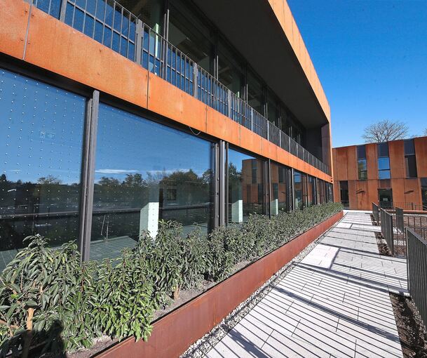 Rostige Fassade: Die Gemeindehalle ist mit Eisenpaneelen eingekleidet.