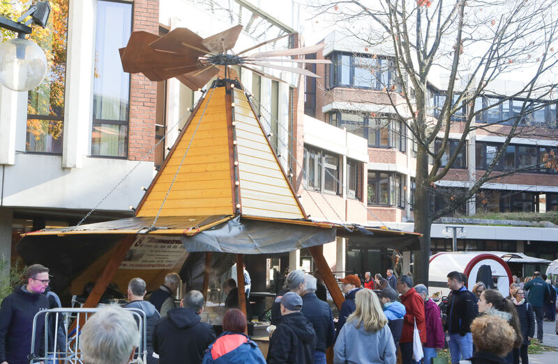 Vor dem Haupteingang sind Essensstände aufgebaut.