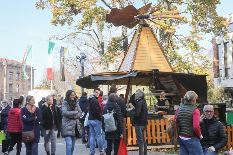 Vor dem Haupteingang sind Essensstände aufgebaut.