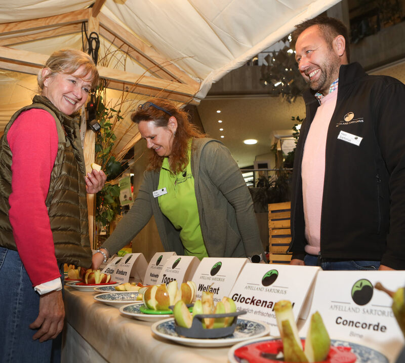 Am Stand von Apfelland Sartorius darf probiert werden.