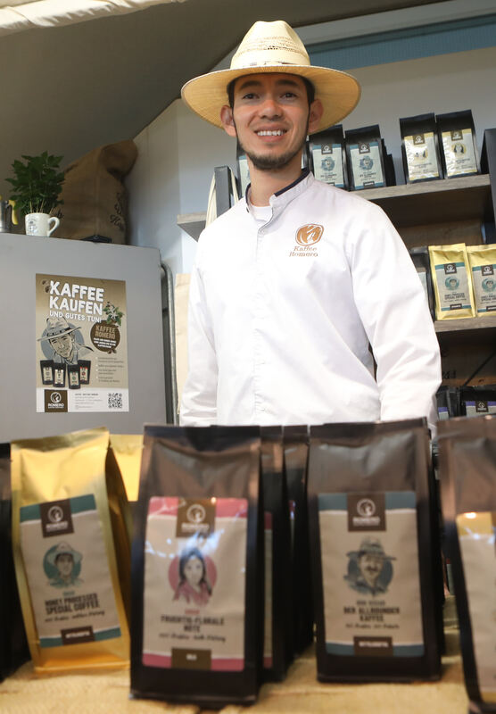 Jairo Hernandez Romero präsentiert Kaffee aus Honduras.