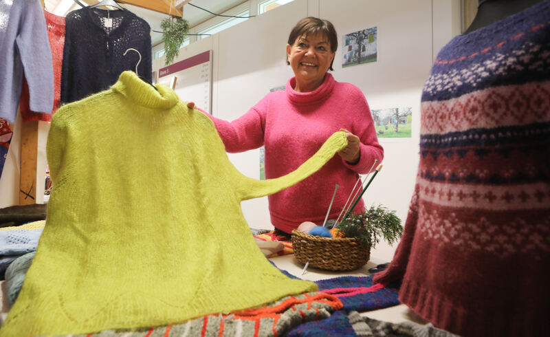 Hedi Rosink bietet Selbstgestricktes an.