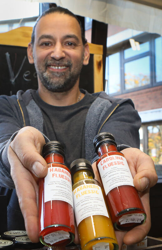 Jens Gericke verarbeitet Chilischoten zu Scharfem aus dem Ländle.