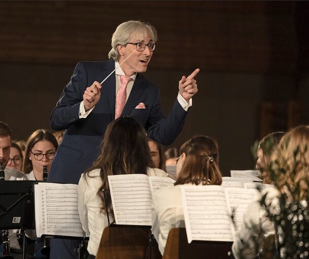 Roland Haug dirigiert, die 86 jungen Musiker folgen.