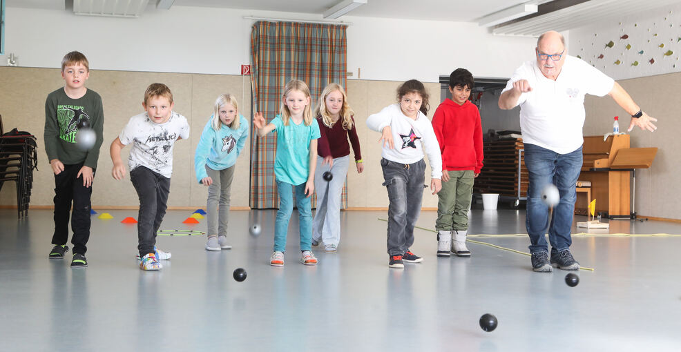 Von wegen Altherren-Sport! Martin Pfrommer trainiert seit Kurzem Zweit- bis Viertklässler der Grundschule Erligheim-Hofen – und das ist erst der Anfang.