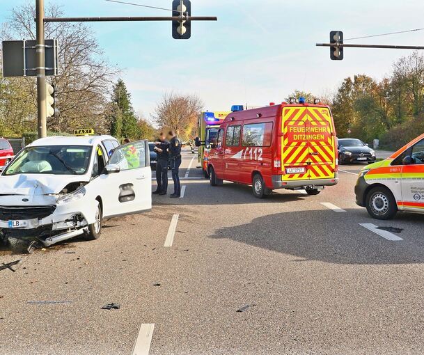 Ein Taxifahrer ist mit einem Fiat zusammengestoßen.