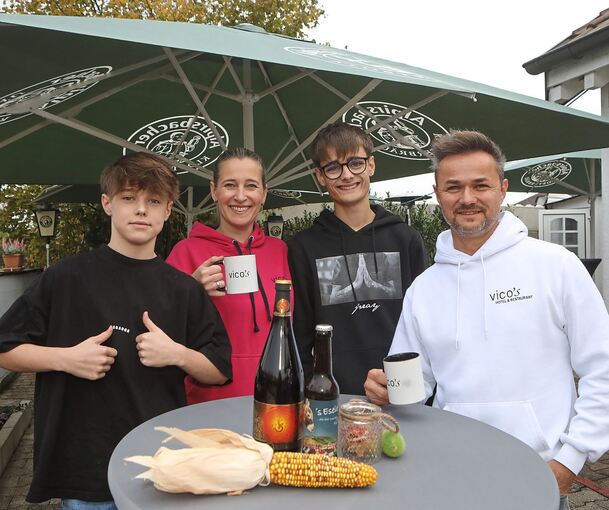 Bereit für die Laube: Das Ehepaar Maren und Kristian Vico mit ihren Söhnen Lean (links) und Noel (Zweiter von rechts).