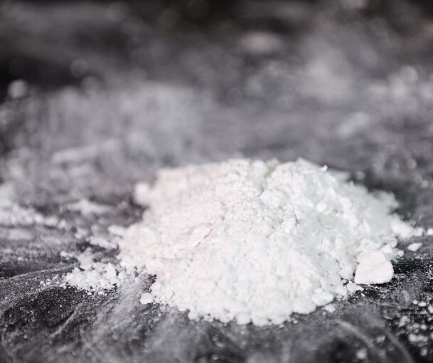 Wegen Kokainhandel, Erpressung und Körperverletzung soll ein Angeklagter hinter Gitter.