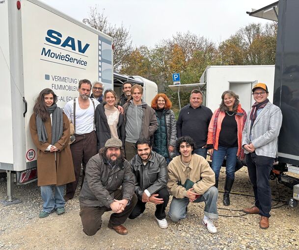 Das Filmteam (von links nach rechts und von hinten nach vorne): Kamran Sadar Khan, Leonardo Cariglino, Mara Bugarin, Wanja Mues, Anne Ratte-Polle, Willi Geitmann, Gabriele Mast, Robert Gehring, Stefanie Groß, Maximilian Klick, Tommy Niessner, Mohamma