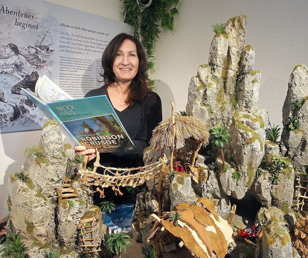 Museumsleiterin Judith Szulczynksi-Bajorat freut sich auf die Eröffnung der Ausstellung „Robinson Crusoe am Neckar“.