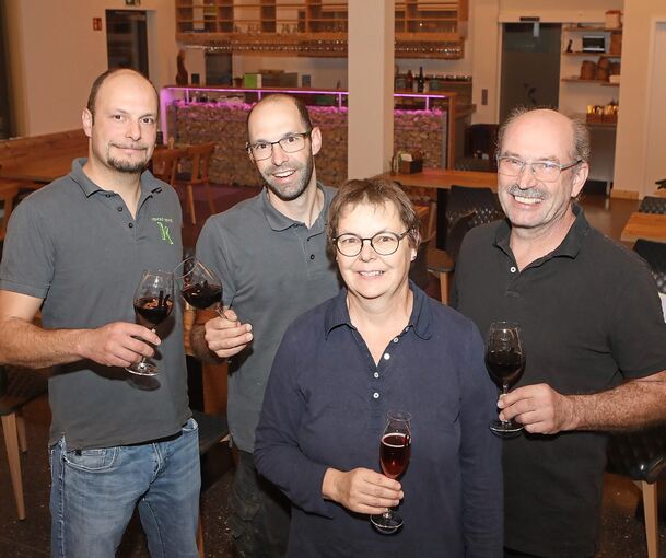 Zwei Generationen Kleinle in ihrem Besen in Poppenweiler.