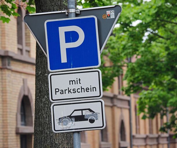Die Stadt Ludwigsburg verlangt in der ganzen Innenstadt Parkgebühren. In Marbach kann bislang in vielen Bereichen zeitlich beschränkt kostenlos geparkt werden.