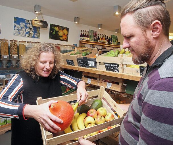Vielfältig sind die Tätigkeiten und das Warenangebot im Heimathafen: Neben frischem Obst und Gemüse verkauft der Heimathafen auch Körner, Nudeln und Drogerieartikel. Ralf Esch schaut genau hin, was Praktikantin Inge Hartmann in die Kiste packt.