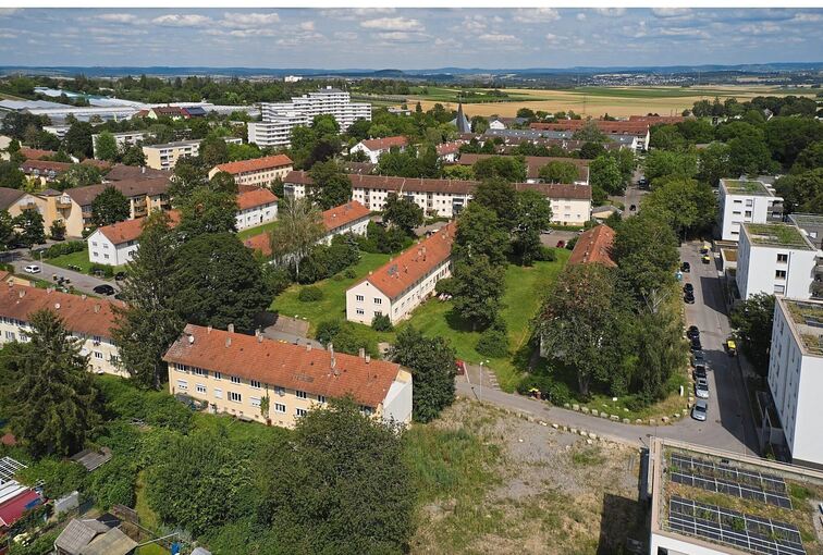 Grünbühl mit Blick gen Ost/Nord-Ost. In einem dieser alten Wohnblöcke, die nach und nach abgerissen werden, wohnt der Beklagte. Am rechten Bildrand ist ein bereits fertiges Neubauquartier von Grünbühl Living zu sehen.