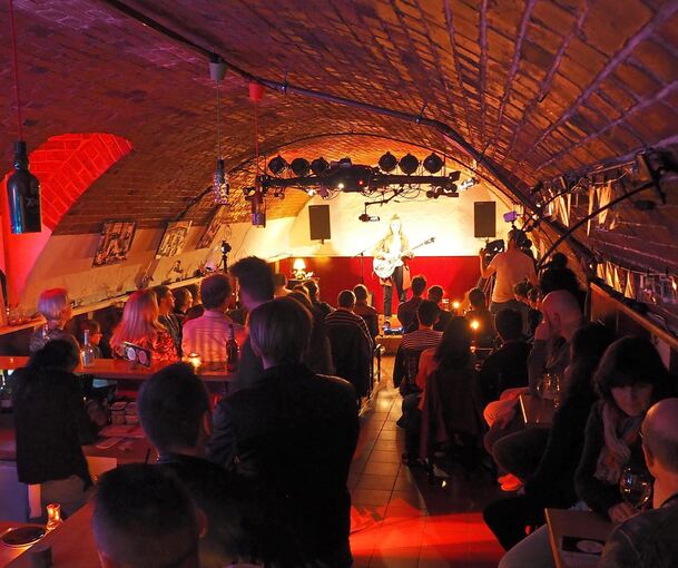 Kuschelig: Knapp 50 Gäste finden in der Luke, hier mit Melissa Muther, Platz. Seit Corona wurden die Macher mit schnell angeeignetem Streaming-Wissen zu Gastgebern für bis zu 500 Zuschauern.