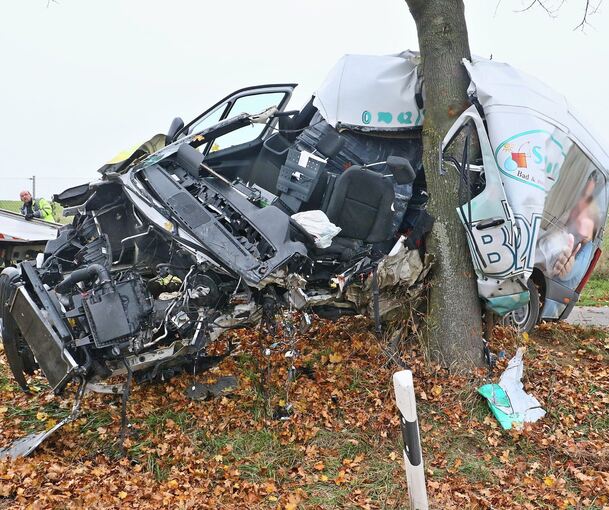Das Fahrzeug prallte gegen einen Baum. Foto: KS-Images.de/Andreas Rometsch Das Fahrzeug prallte gegen einen Baum.