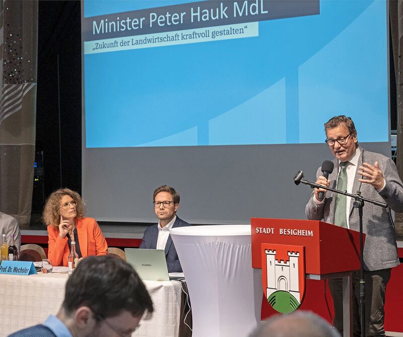 Europaabgeordnete Andrea Wechsler und Bundestagsabgeordneter Fabian Gramling verfolgten die Rede von Landwirtschaftsminister Peter Hauk