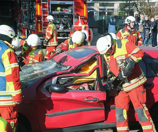 Mit Spreizer und Hydraulikschere gehen die Einsatzkräfte bei dem simulierten Unfall vor.