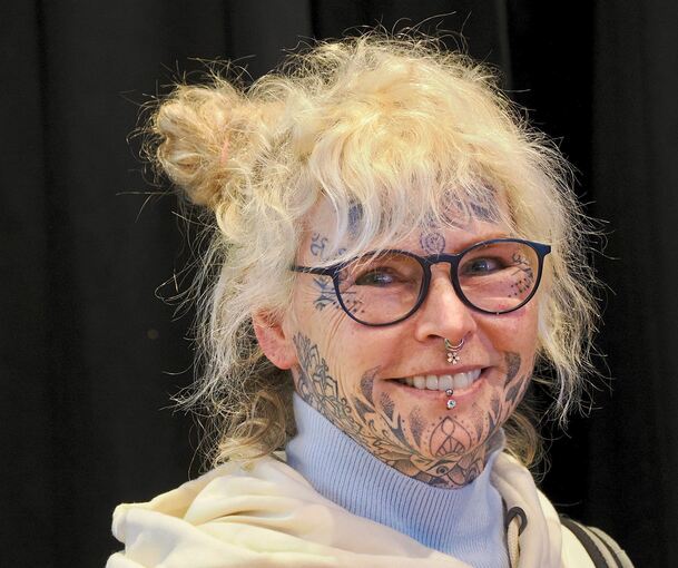 Blick in die Tattoo-Convention in der Ludwigsburger Reithalle am Wochenende. Susanne (Mitte) hat sich mittlerweile laut eigener Aussage 85 Prozent ihrer Körperoberfläche tätowieren lassen.