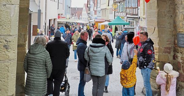 Events wie der Schillersonntag mit offenen Läden, offener Bücherei und offenen Museen, wären ohne die Unterstützung des Stadtmar Events wie der Schillersonntag mit offenen Läden, offener Bücherei und offenen Museen, wären ohne die Unterstützung des Stadtmarketing-Vereins kaum denkbar.