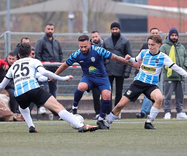 Dersims Orhan Öztürk (Mitte) nimmt im Duell mit Tom Weischedel (links) und Elias Sigel vom TSV Schwieberdingen eine Hauptrolle an.