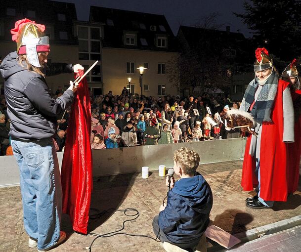Auf dem Kelterplatz in Eglosheim findet das Martinsspiel statt.