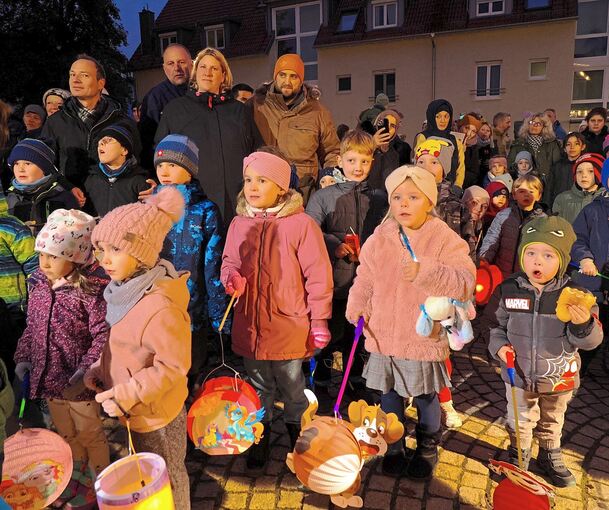 Mit bunten Laternen kommen die Kinder zum Umzug.